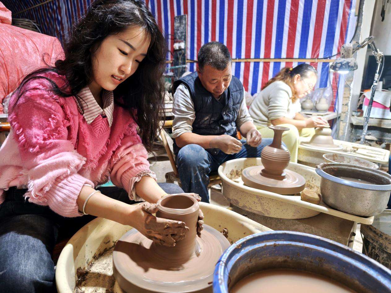 刘忠阳指导游客体验陶土拉坯 (2)